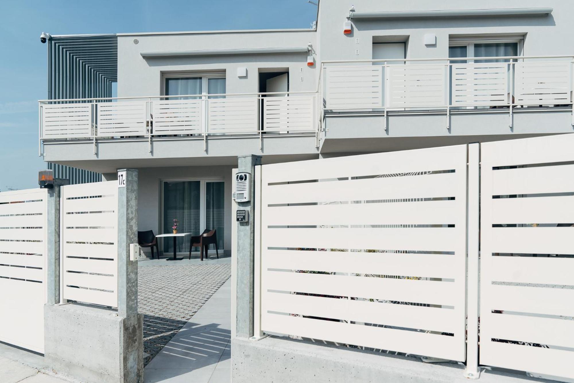 The Prince - Luxury Apartments With Pool Πεσκιέρα ντελ Γκάρντα Εξωτερικό φωτογραφία