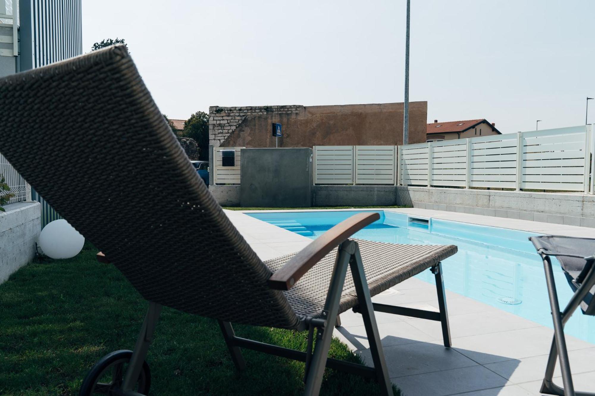 The Prince - Luxury Apartments With Pool Πεσκιέρα ντελ Γκάρντα Εξωτερικό φωτογραφία
