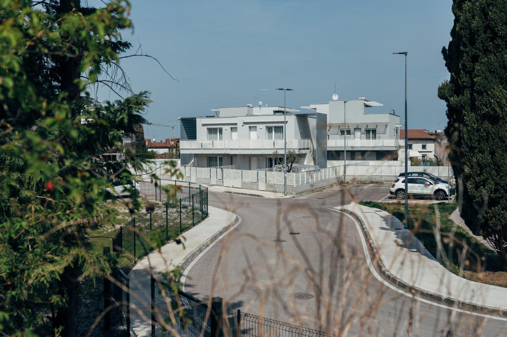 The Prince - Luxury Apartments With Pool Πεσκιέρα ντελ Γκάρντα Εξωτερικό φωτογραφία